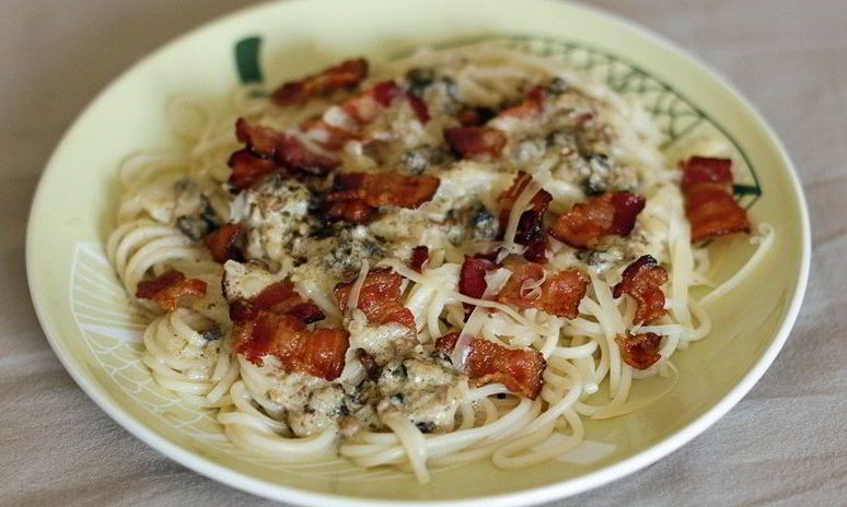 Рецепт спагетти с беконом и чесноком