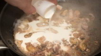 спагетти с чернилами каракатицы и морепродуктами