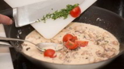 спагетти с чернилами каракатицы и морепродуктами