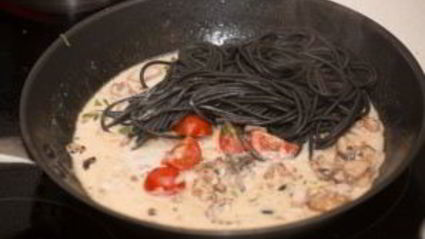 спагетти с чернилами каракатицы и морепродуктами