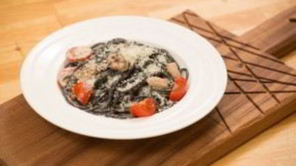 спагетти с чернилами каракатицы и морепродуктами