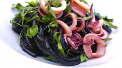 спагетти с чернилами каракатицы