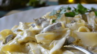 Спагетти с грибами в сливочном соусе