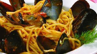 Спагетти с мидиями в винном соусе