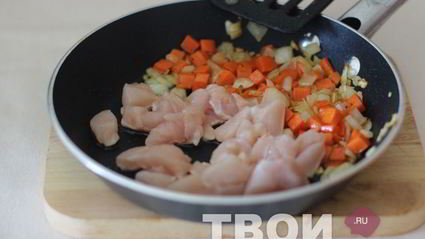 спагетти с овощами и птицей