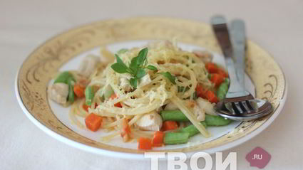 спагетти с овощами и птицей