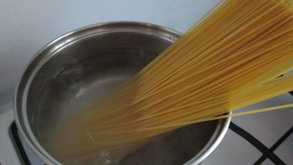 спагетти с томатами и креветками