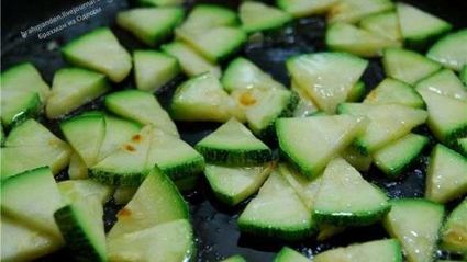 спагетти с цукини, томатами и моцареллой