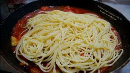 спагетти с цукини, томатами и моцареллой