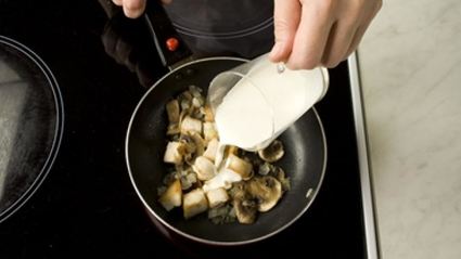 спагетти в сливочном соусе с куриным филе и шампиньонами