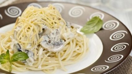 спагетти в сливочном соусе с куриным филе и шампиньонами