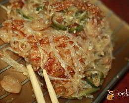 Жареная фунчеза с креветками и огурцом