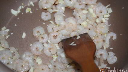 жареная фунчеза с креветками и огурцом