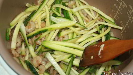 жареная фунчеза с креветками и огурцом