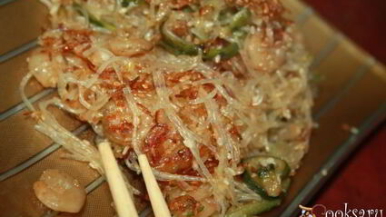 жареная фунчеза с креветками и огурцом