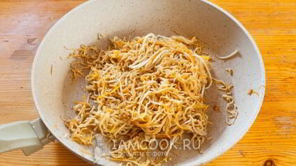 жареная лапша с морковью