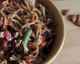 Жареная лапша с тофу и овощами в соусе терияки