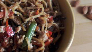 Жареная лапша с тофу и овощами в соусе терияки