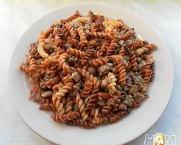 Золотистая паста фузилли с мясным фаршем