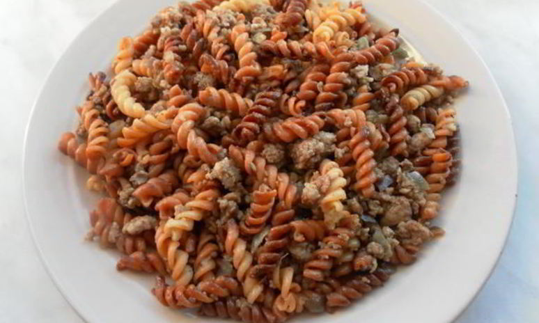 Рецепт золотистой пасты фузилли с мясным фаршем