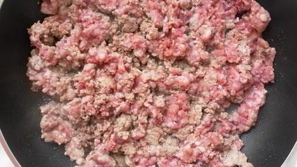 золотистая паста фузилли с мясным фаршем