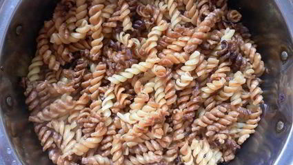 золотистая паста фузилли с мясным фаршем