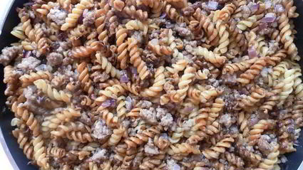 золотистая паста фузилли с мясным фаршем