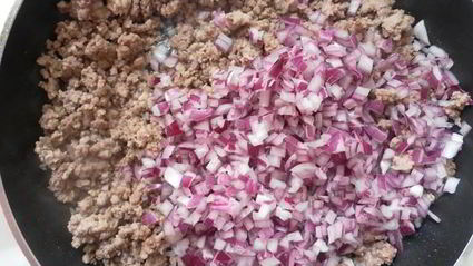 золотистая паста фузилли с мясным фаршем