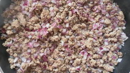 золотистая паста фузилли с мясным фаршем