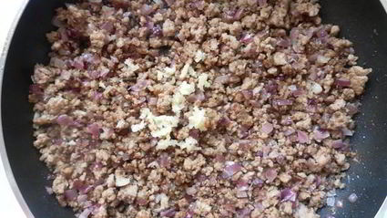 золотистая паста фузилли с мясным фаршем