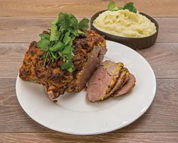 Баранья нога, запеченная в панировке из горчицы и ароматных трав, с картофельным пюре