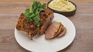 Баранья нога, запеченная в панировке из горчицы и ароматных трав, с картофельным пюре