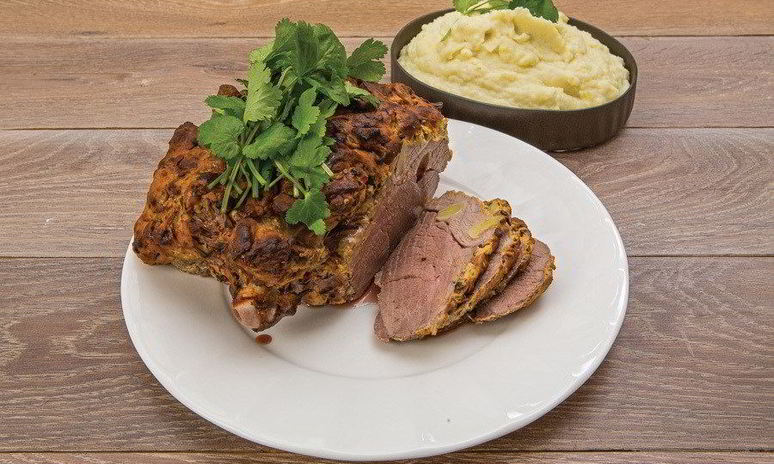 Рецепт бараньей ноги, запеченной в панировке из горчицы и ароматных трав, с картофельным пюре