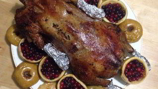 Фаршированный гусь, запеченный в духовке с яблоками