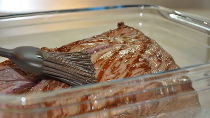 классический ростбиф с зеленым горошком