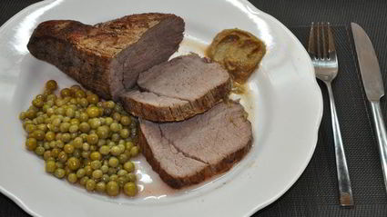 классический ростбиф с зеленым горошком