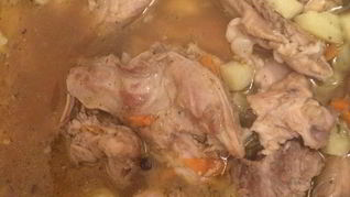 Кролик, тушеный с овощами и картофелем