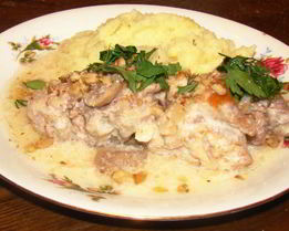 Кролик в сметане с грецкими орехами