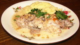 Кролик в сметане с грецкими орехами