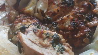 Куриная грудка, фаршированная шпинатом с сыром в орехово-чесночной оплетке