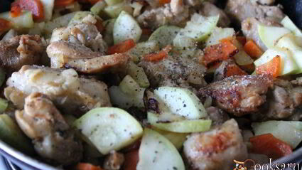 куриное филе с овощами в горшочках