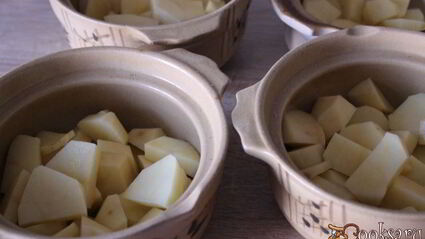 куриное филе с овощами в горшочках