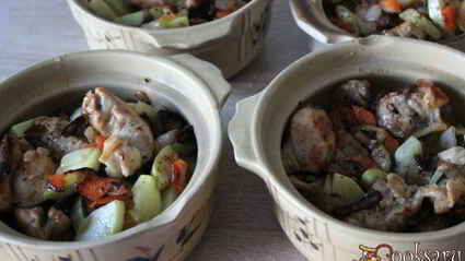 куриное филе с овощами в горшочках