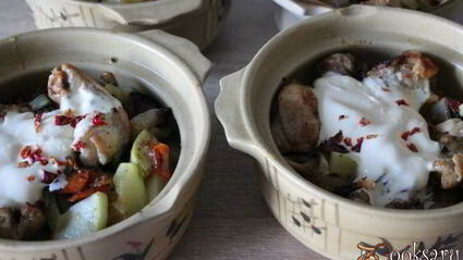 куриное филе с овощами в горшочках