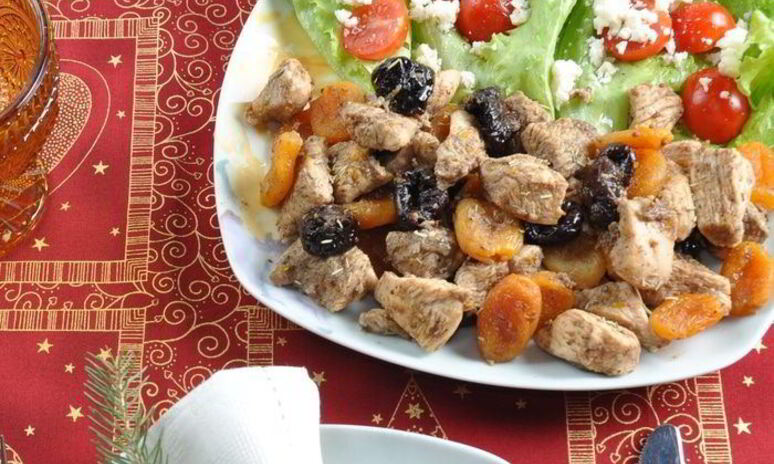 Рецепт куриного филе с сухофруктами и розмарином