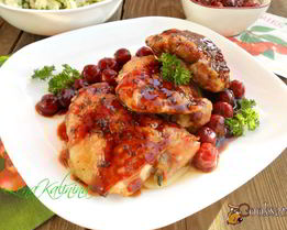 Куриные бедра под вишневым соусом