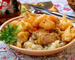 Куриные бедра жареные с овощами