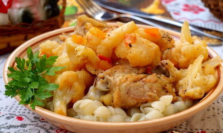 Рецепт куриных бедер жареных с овощами