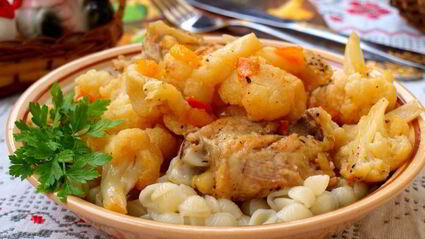 куриные бедра жареные с овощами