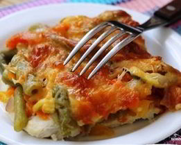 Курица под овощами в духовке